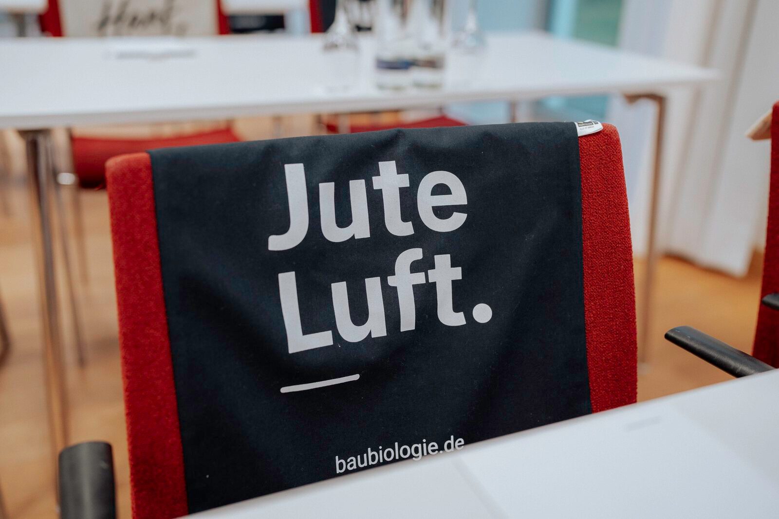 Stuhlhusse mit der Aufschrift Jute Luft