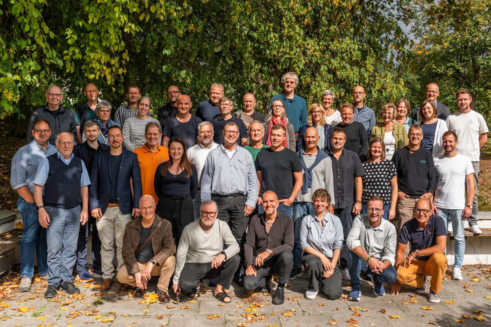 Gruppenfoto aller Teilnehmer im Park